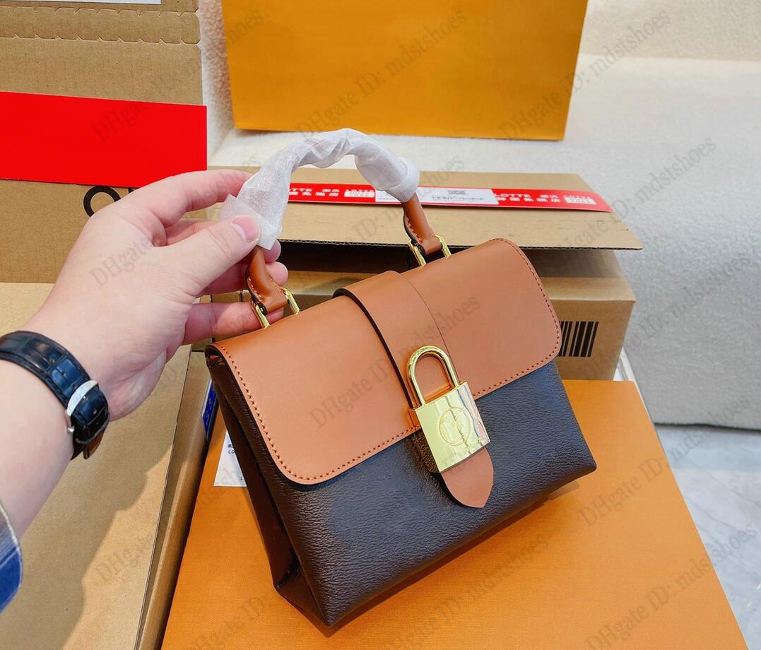 2022 Locky BB Womens Shoulder Bag Monograms Canvas Oversized Metal Padlock Designer Luxurys Handbag M44654
2022 Locky BB Womens Shoulder Bag Monograms Canvas Oversized Metal Padlock Designer Luxurys Handbag M44654