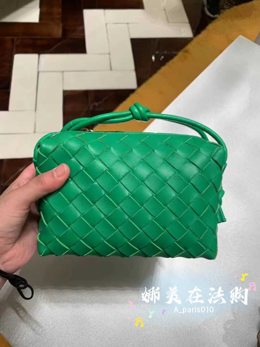 Classic fashion woven Bottess bags Venetas cross-country camera Woven Mini Loop Box One Shoulder Oblique Straddle Camera have logo, Parrot green
Classic fashion woven Bottess bags Venetas cross-country camera Woven Mini Loop Box One Shoulder Oblique Straddle Camera have logo, Parrot green