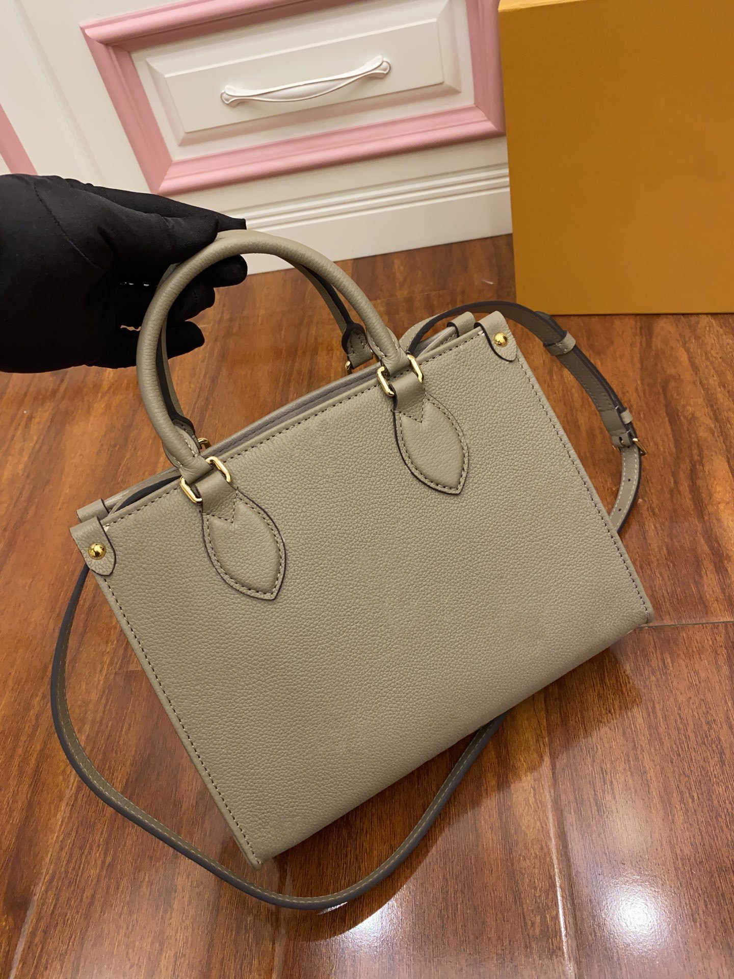 FASHION ONTHEGO MM GM PM M44925 WOMEN luxurys designers bags genuine leather Handbags messenger crossbody shoulder bag Totes Wallet backpac, Black letter with shoulder black inside
FASHION ONTHEGO MM GM PM M44925 WOMEN luxurys designers bags genuine leather Handbags messenger crossbody shoulder bag Totes Wallet backpac, Black letter with shoulder black inside