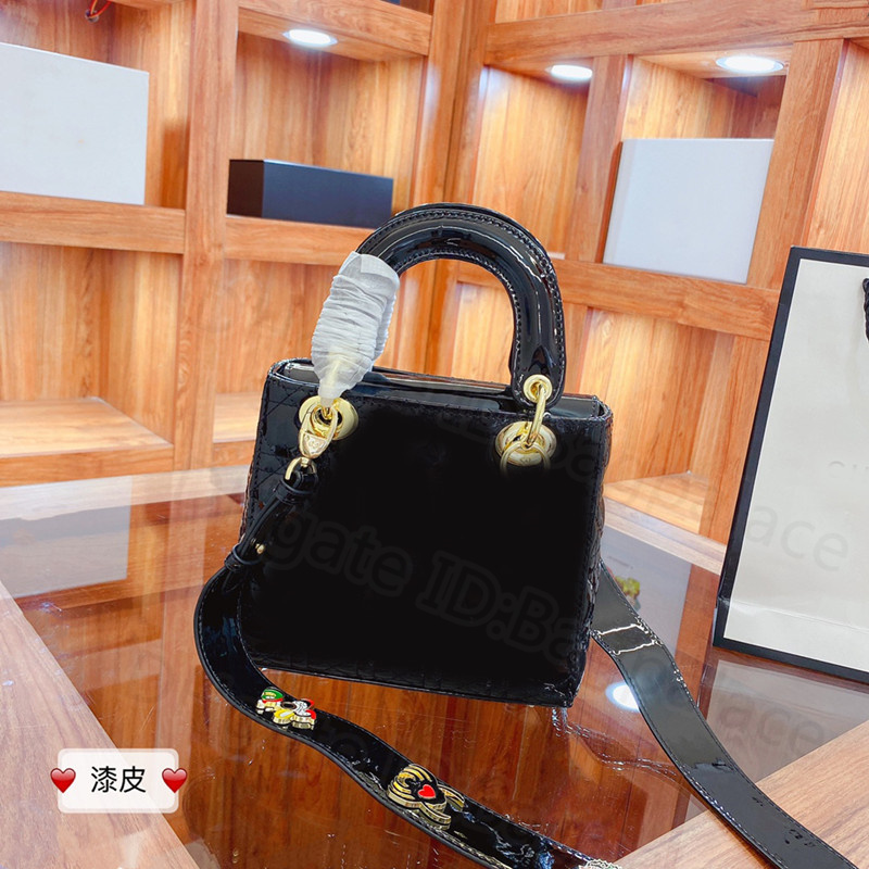 Shinning Leather 2023 Luxurys Designers Bags Ladies Gold Silver Hardware Totes Shoulder Bag 20CM Handbag Artwork Messenger Women Handbags Cross body Clutch Cute, No bags
Shinning Leather 2023 Luxurys Designers Bags Ladies Gold Silver Hardware Totes Shoulder Bag 20CM Handbag Artwork Messenger Women Handbags Cross body Clutch Cute, No bags