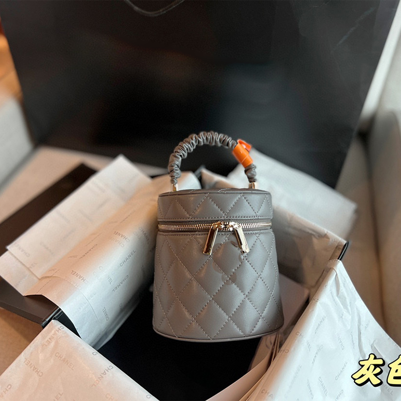Mini designer handbag Bucket bag fashion Women's shoulder tote bag Leather metal logo wallet Zipper switch Vintage Lady's handbags classic bottom Small purse 13CM, Customize
Mini designer handbag Bucket bag fashion Women's shoulder tote bag Leather metal logo wallet Zipper switch Vintage Lady's handbags classic bottom Small purse 13CM, Customize
