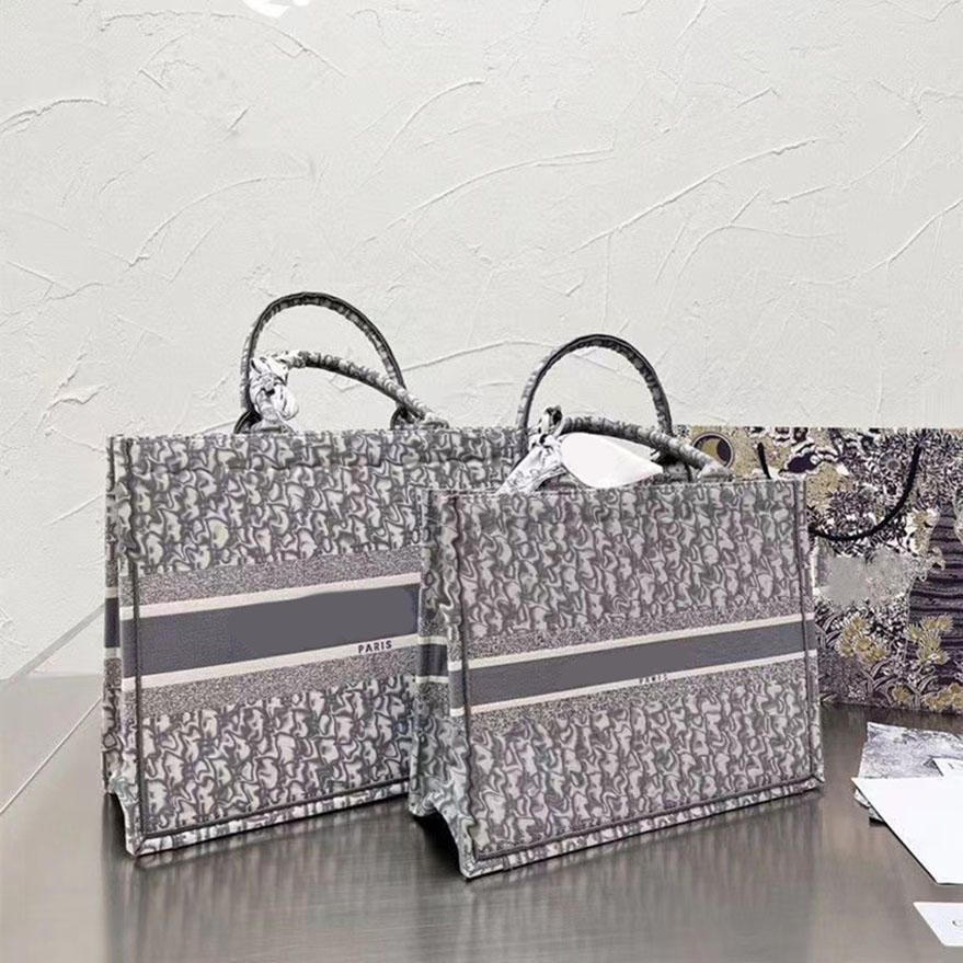 Women Luxury Designers Tote Bag Canvas Large capacity handbag female commuter presbyopia big shopping bag embroidery fashion Shoulder Bags, No sale separately
Women Luxury Designers Tote Bag Canvas Large capacity handbag female commuter presbyopia big shopping bag embroidery fashion Shoulder Bags, No sale separately