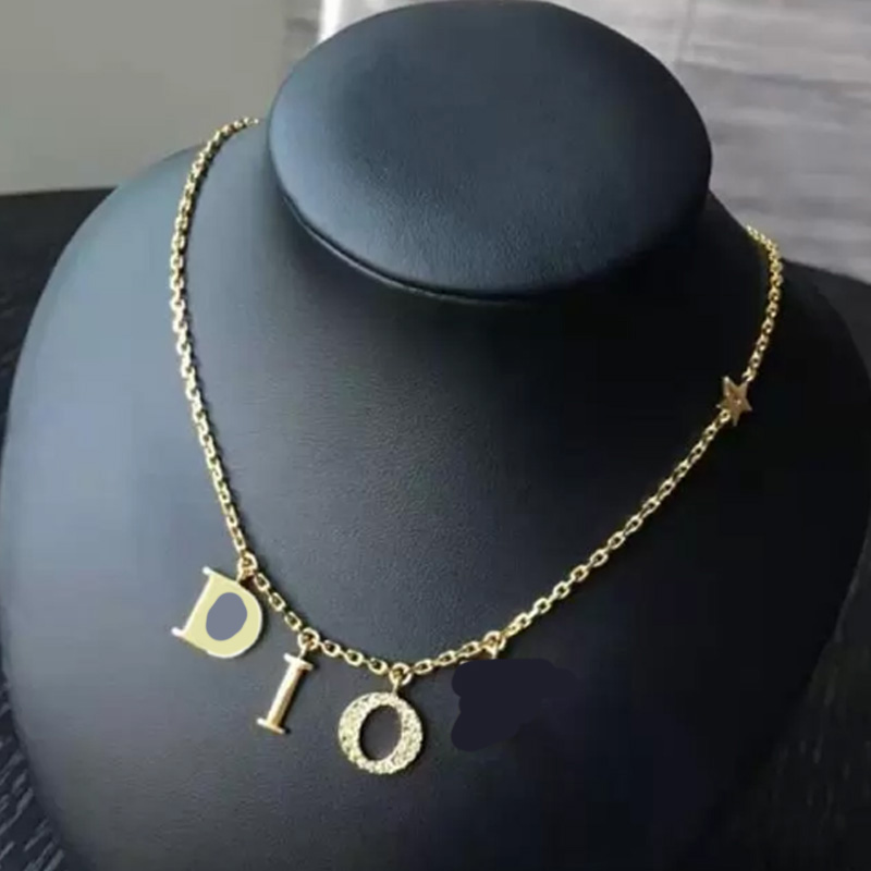 Luxury Designer Letters Necklace Women Couple Pendant Stainless Steel Fashion Gold Chain Necklace Party Lovers Gifts Jewelry for Neck
Luxury Designer Letters Necklace Women Couple Pendant Stainless Steel Fashion Gold Chain Necklace Party Lovers Gifts Jewelry for Neck
