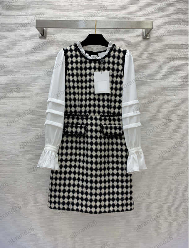 Tweed Dress Womens Designer Clothing Braided Checkerboard Mosaic Horn Sleeve Dresses Back Zipper Pocket Trim Long Skirt Outerwear Luxury Women Apparel 1097
Tweed Dress Womens Designer Clothing Braided Checkerboard Mosaic Horn Sleeve Dresses Back Zipper Pocket Trim Long Skirt Outerwear Luxury Women Apparel 1097