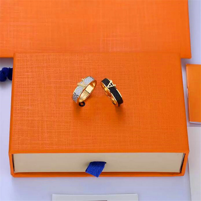 Designers Ring Luxurys Letter Men's Rings Fashion Women's Classic Jewelry V Square Couple Pair Ring 2 Styles Anniversary Gift
Designers Ring Luxurys Letter Men's Rings Fashion Women's Classic Jewelry V Square Couple Pair Ring 2 Styles Anniversary Gift