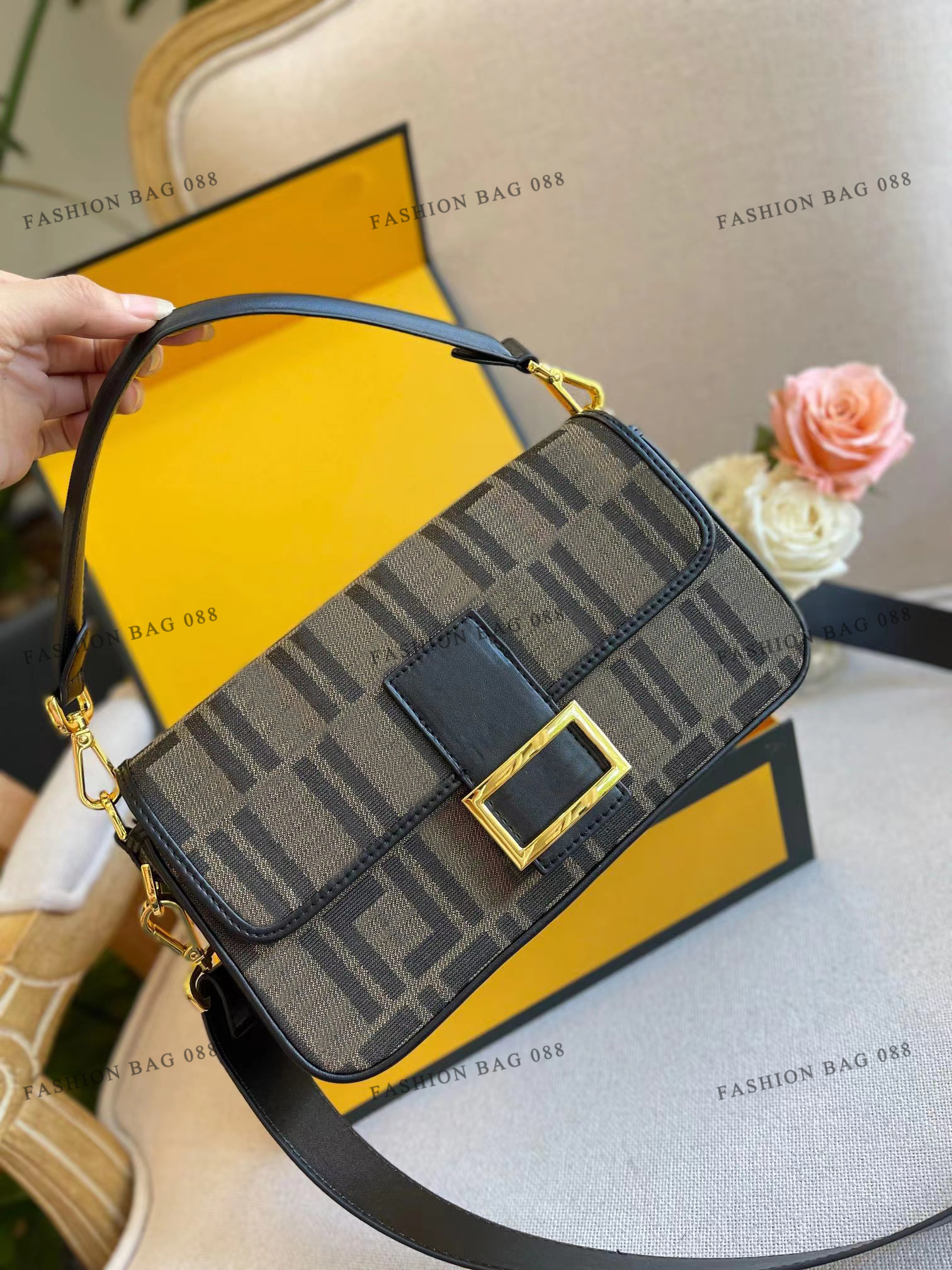 Ladies Baguette handbag fashion designer bag shoulder bag cross body Brown cloth handbags Black embroidery trim, No box
Ladies Baguette handbag fashion designer bag shoulder bag cross body Brown cloth handbags Black embroidery trim, No box