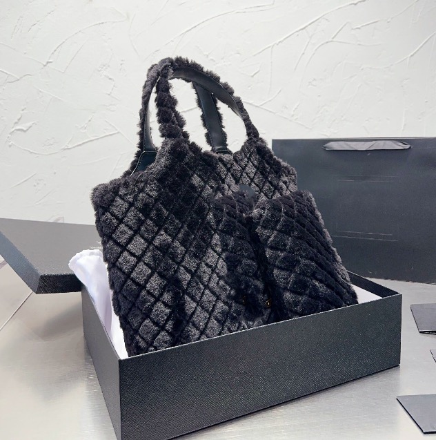 Lamb Wool Bags Quilted Shoulder Bag Teddy Large Tote Bag Diamond Lattice Women Winter Wool Large Capacity Clutch Crossbody Handbags Letter Handbags, White
Lamb Wool Bags Quilted Shoulder Bag Teddy Large Tote Bag Diamond Lattice Women Winter Wool Large Capacity Clutch Crossbody Handbags Letter Handbags, White