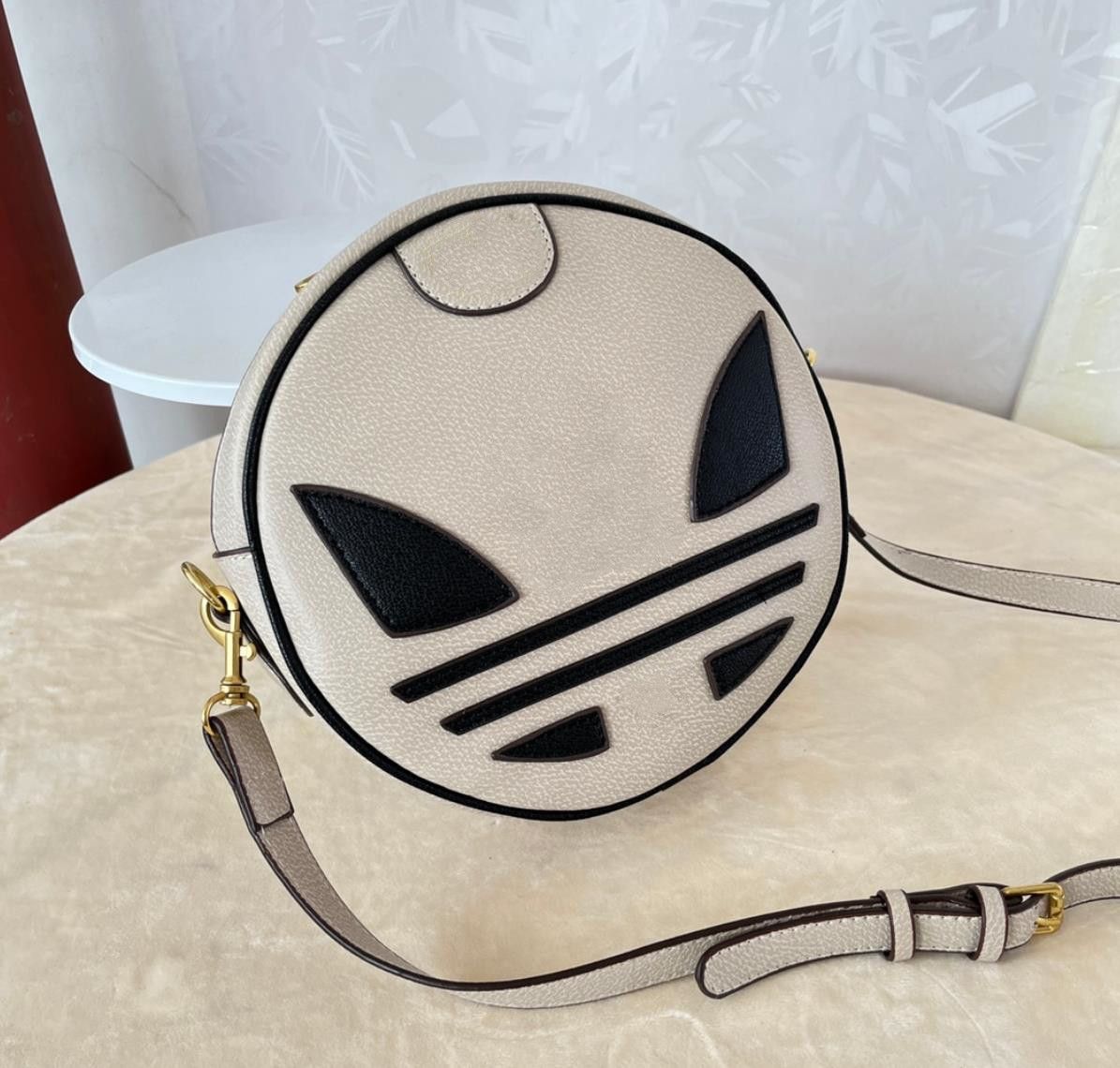 Luxurys Designers Shopping Bags Wallets card holder Cross Body totes cards coins men leather Shoulder Anjou Bags purse women Holders hangbag new, Red
Luxurys Designers Shopping Bags Wallets card holder Cross Body totes cards coins men leather Shoulder Anjou Bags purse women Holders hangbag new, Red