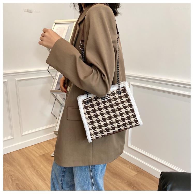 Evening Bags Fashion Wool Plaid Chain Shoulder Handbags For Women 2022 Winter Ladies Crossbody Designer Houndstooth Pattern, Brown
Evening Bags Fashion Wool Plaid Chain Shoulder Handbags For Women 2022 Winter Ladies Crossbody Designer Houndstooth Pattern, Brown