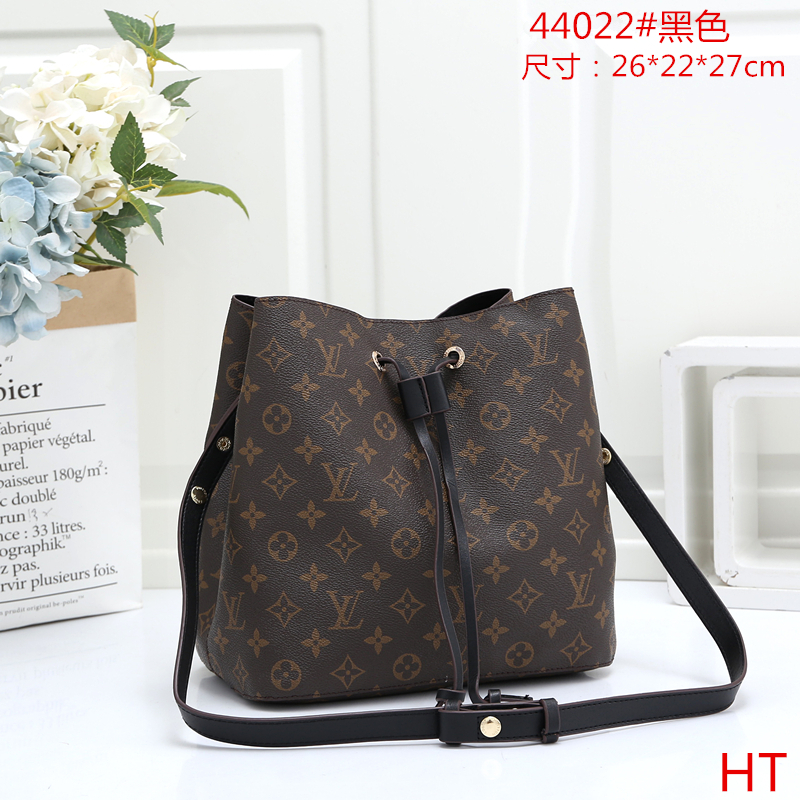 Louis Vuitton LV Attache large shoulder bag crescent moon shape G shaped hook closure with zip Detachable Blue and red Web trim Luxury Designer Bags latest 10D
Louis Vuitton LV Attache large shoulder bag crescent moon shape G shaped hook closure with zip Detachable Blue and red Web trim Luxury Designer Bags latest 10D