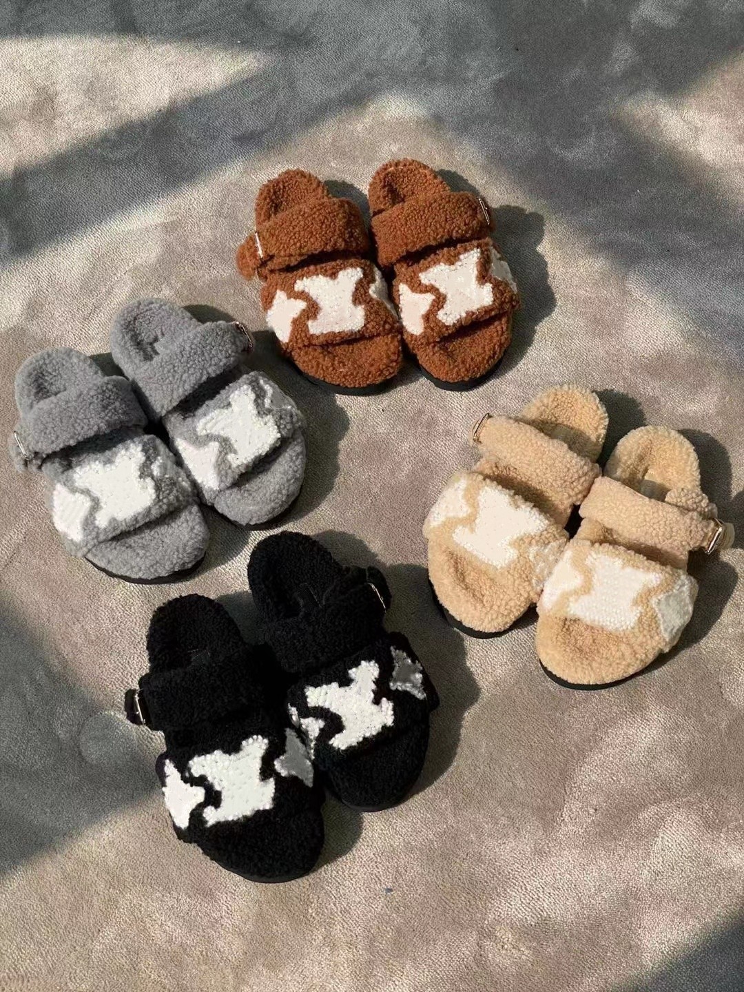 Designer Fashion Sandals Plush Slippers Wool Slippers Luxury Letter Print Multicolor Optional Rubber Sole With Box 35-41, Boxs
Designer Fashion Sandals Plush Slippers Wool Slippers Luxury Letter Print Multicolor Optional Rubber Sole With Box 35-41, Boxs