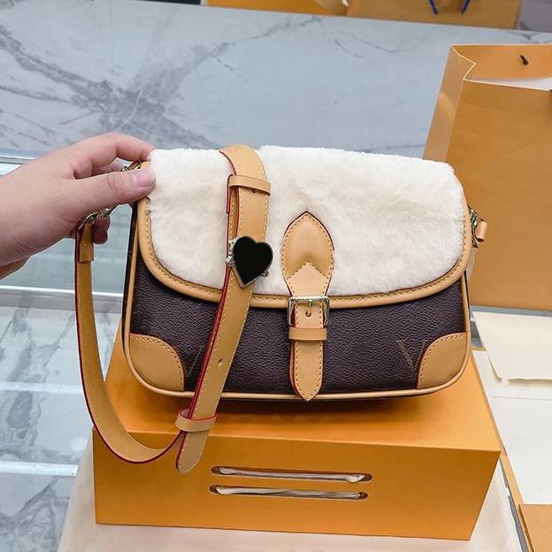 Winter Designer Bags Lamb Wool Woman Metal Locks Handbags Mens Messenger Bag Soft Fur with Top Leather with Box, Black
Winter Designer Bags Lamb Wool Woman Metal Locks Handbags Mens Messenger Bag Soft Fur with Top Leather with Box, Black