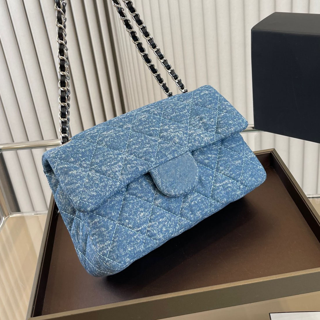 F/W Classic Denim Designer Bags Diamond Quilted Silver Metal Hardware Chain Matelasse Shoulder Handbags Vintage Black Blue Crossbody Purse With Pouch 25x17CM, Box
F/W Classic Denim Designer Bags Diamond Quilted Silver Metal Hardware Chain Matelasse Shoulder Handbags Vintage Black Blue Crossbody Purse With Pouch 25x17CM, Box