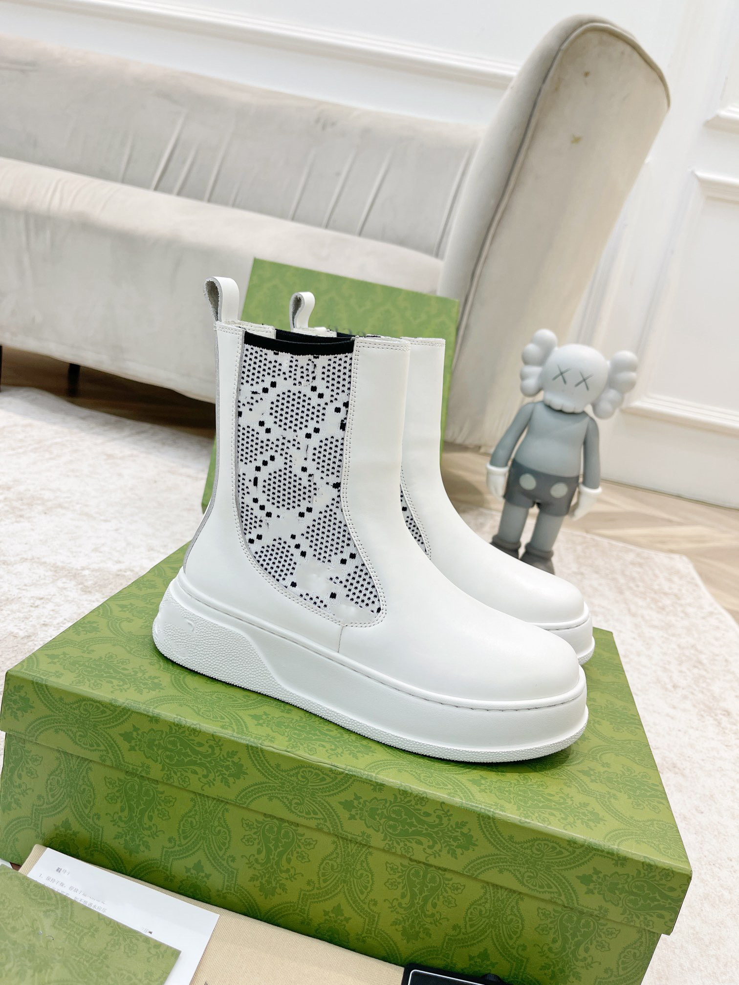 2022 Women's boots with jersey crafted in black white leather Leather Roman Boot Designer Flat Fashion Booties Size 35-40
2022 Women's boots with jersey crafted in black white leather Leather Roman Boot Designer Flat Fashion Booties Size 35-40