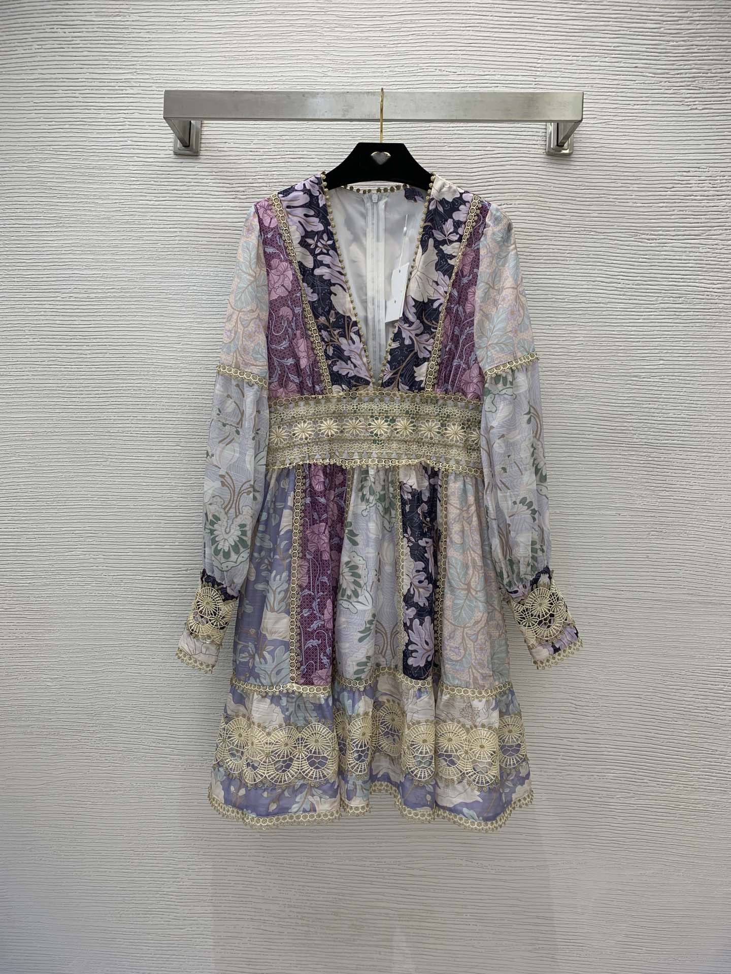Runway Dresses Australian designer designs high-end customized gold thread woven border flower print dress, Multi
Runway Dresses Australian designer designs high-end customized gold thread woven border flower print dress, Multi