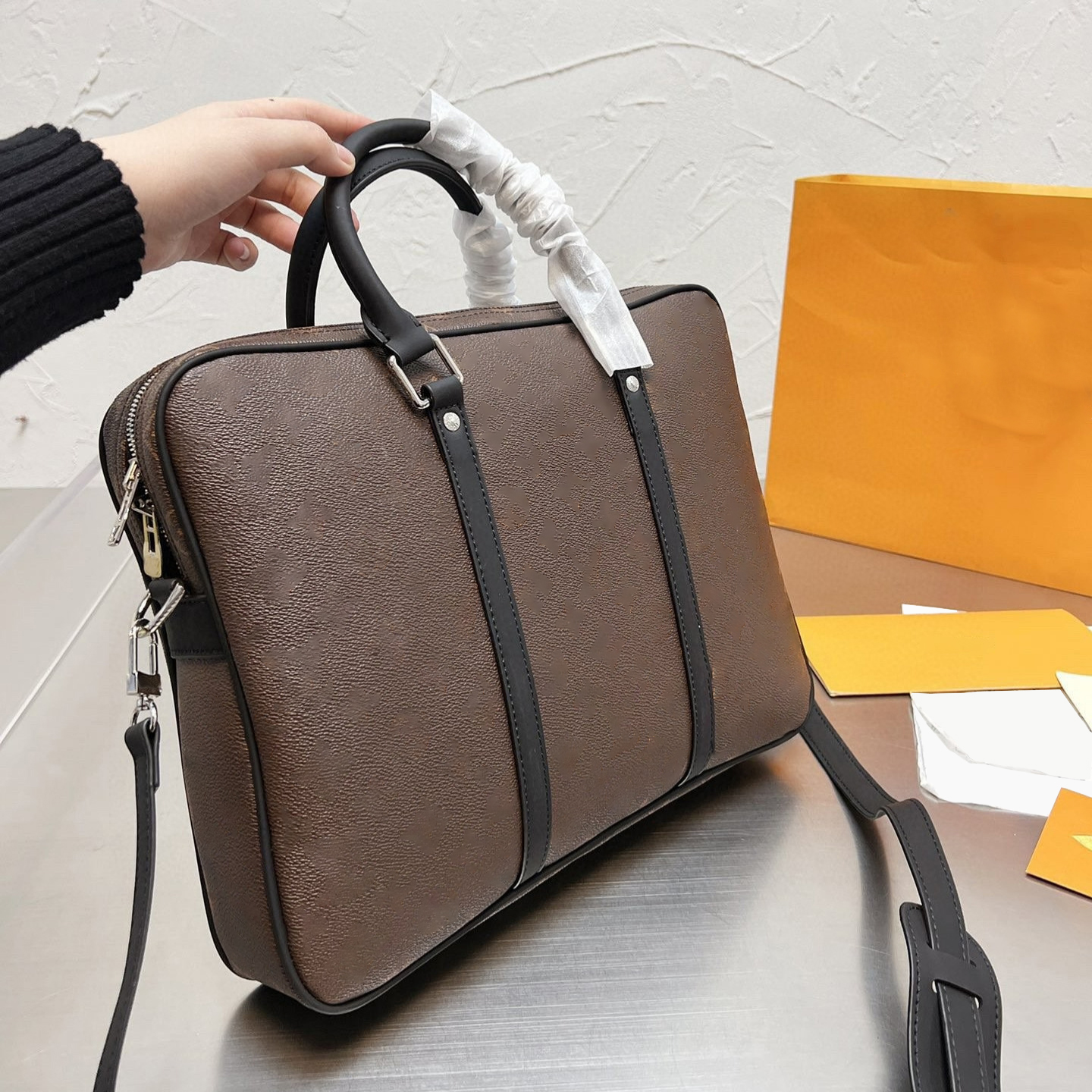 5A Designer Briefcases Lined with Full Printing Brand Letter Classic Presbyopia Decoration, 2 brown
5A Designer Briefcases Lined with Full Printing Brand Letter Classic Presbyopia Decoration, 2 brown