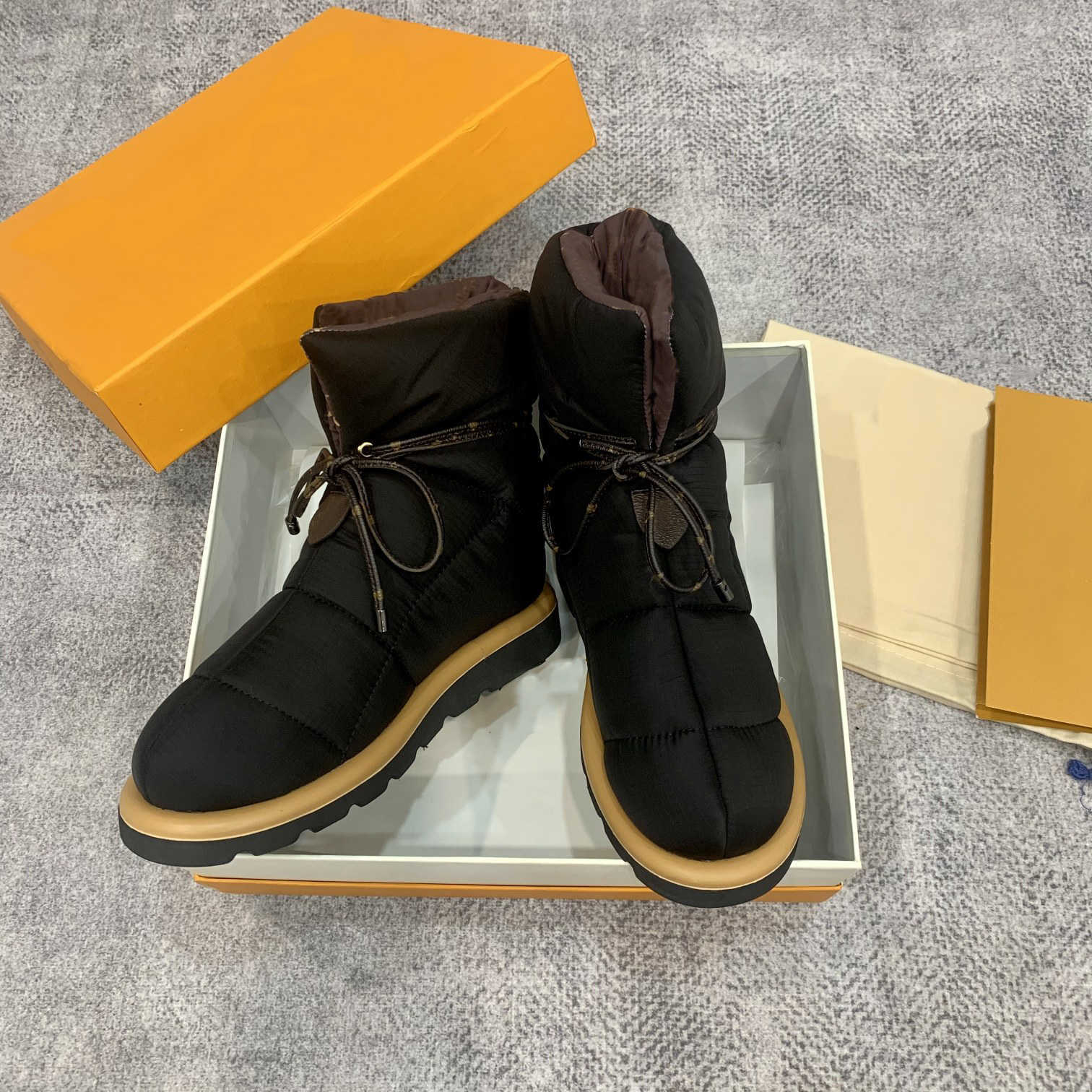 top Designer boot mens shoes Puddle Bomber 6cm Flatform Lace Up Ankle Boots Venetas String black Egg York Grass Green Deep Blue luxury men women sneakers trainers, Sandy brown
top Designer boot mens shoes Puddle Bomber 6cm Flatform Lace Up Ankle Boots Venetas String black Egg York Grass Green Deep Blue luxury men women sneakers trainers, Sandy brown