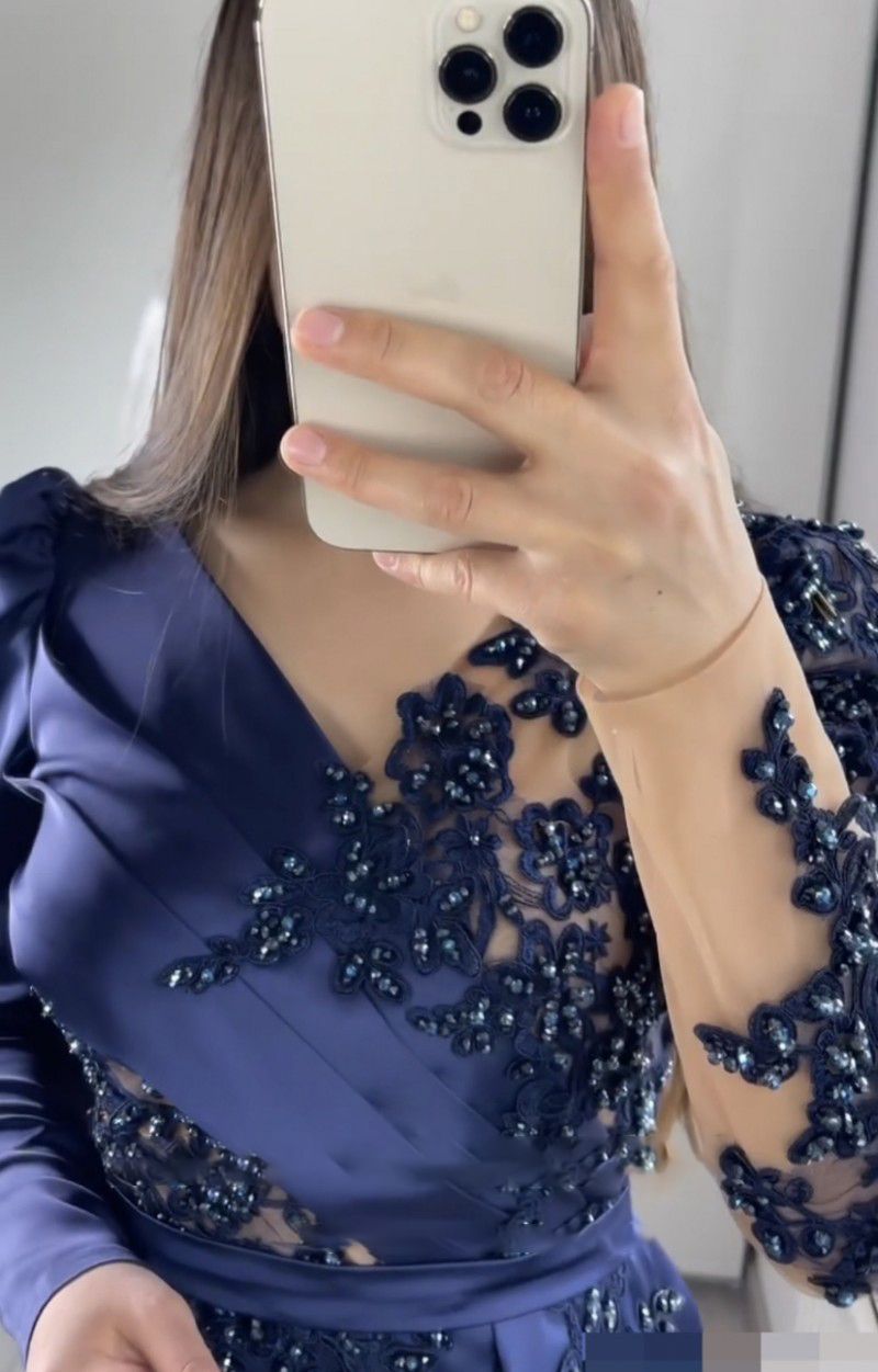 Blue Navy Designer Evening Dresses Long Sleeves Crystal Beaded Lace Applique Satin Ruffles Plus Size V Neck Prom Gown Formal Wear Custom Made Vesti