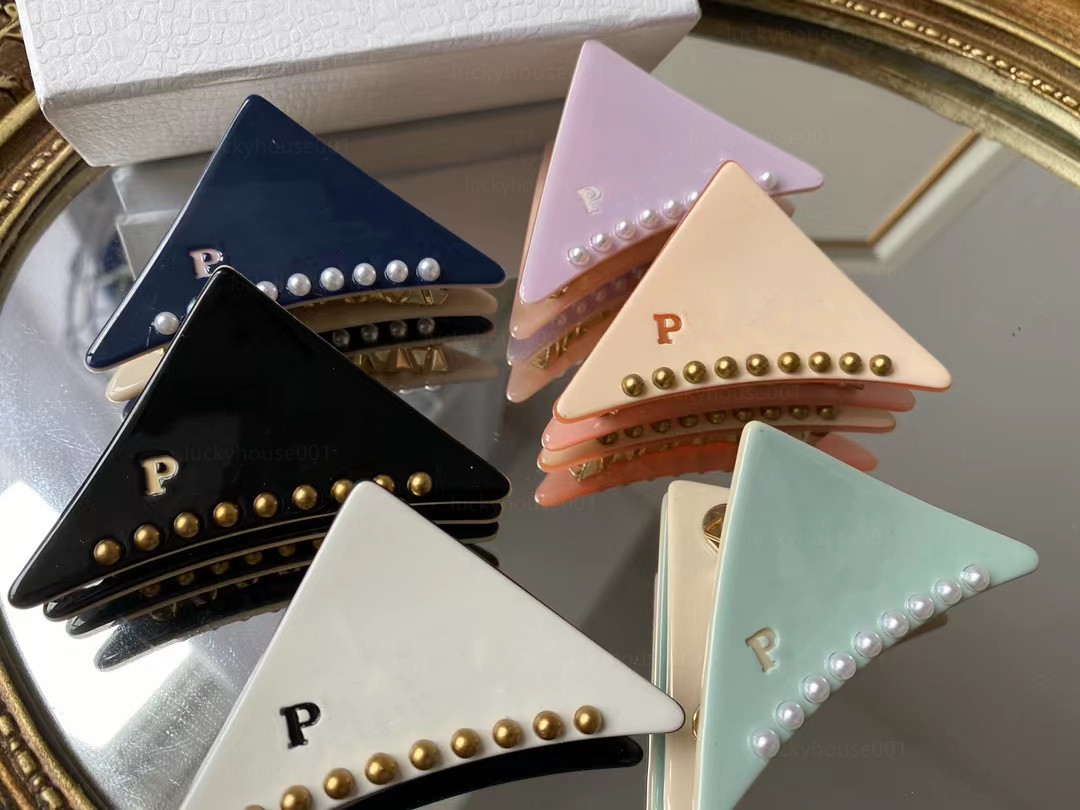 New Luxury P Letter Triangle Clamps Suitable for Women Fitness Yoga 6 Color Optional Pearl Inlaid Fashion Hairpin Travel Leisure Jewelry Accessories Party Gift 
New Luxury P Letter Triangle Clamps Suitable for Women Fitness Yoga 6 Color Optional Pearl Inlaid Fashion Hairpin Travel Leisure Jewelry Accessories Party Gift