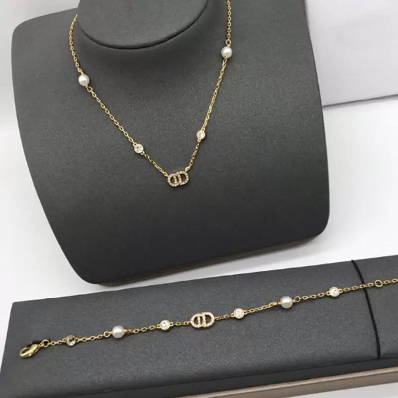 Designer Jewelry fashion Luxury Initials Pendant Necklace Golden Chain Diamond Earring For Women Pearl Bracelet
Designer Jewelry fashion Luxury Initials Pendant Necklace Golden Chain Diamond Earring For Women Pearl Bracelet