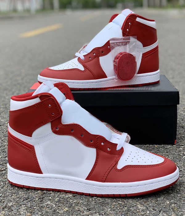 Shoes Brand 1 High 85 Chicago Men Varsity Red White SE 1S University Blue Sneakers, With original logo 
Shoes Brand 1 High 85 Chicago Men Varsity Red White SE 1S University Blue Sneakers, With original logo