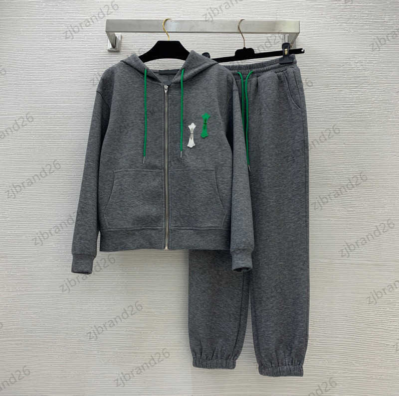 Womens Two Piece Pants Custom Leather Logo Decorated Hooded Pull-cord Zipper Coats Tighten Waist Tie The Foot Pockets Trousers Simple Versatile Tracksuites 1970
Womens Two Piece Pants Custom Leather Logo Decorated Hooded Pull-cord Zipper Coats Tighten Waist Tie The Foot Pockets Trousers Simple Versatile Tracksuites 1970