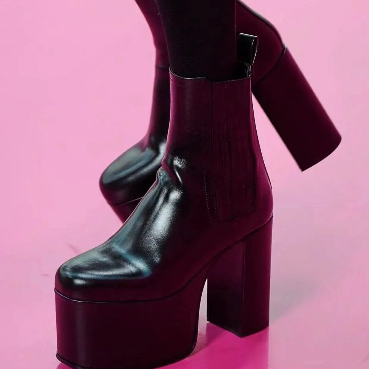 Beatle Club 125mm Leather Chelsea platform Ankle Boots slip-on Round Toe booties chunky block Heel Short Boot luxury designer Runway shoes for women factory footwear, Gift(not sold separately)
Beatle Club 125mm Leather Chelsea platform Ankle Boots slip-on Round Toe booties chunky block Heel Short Boot luxury designer Runway shoes for women factory footwear, Gift(not sold separately)