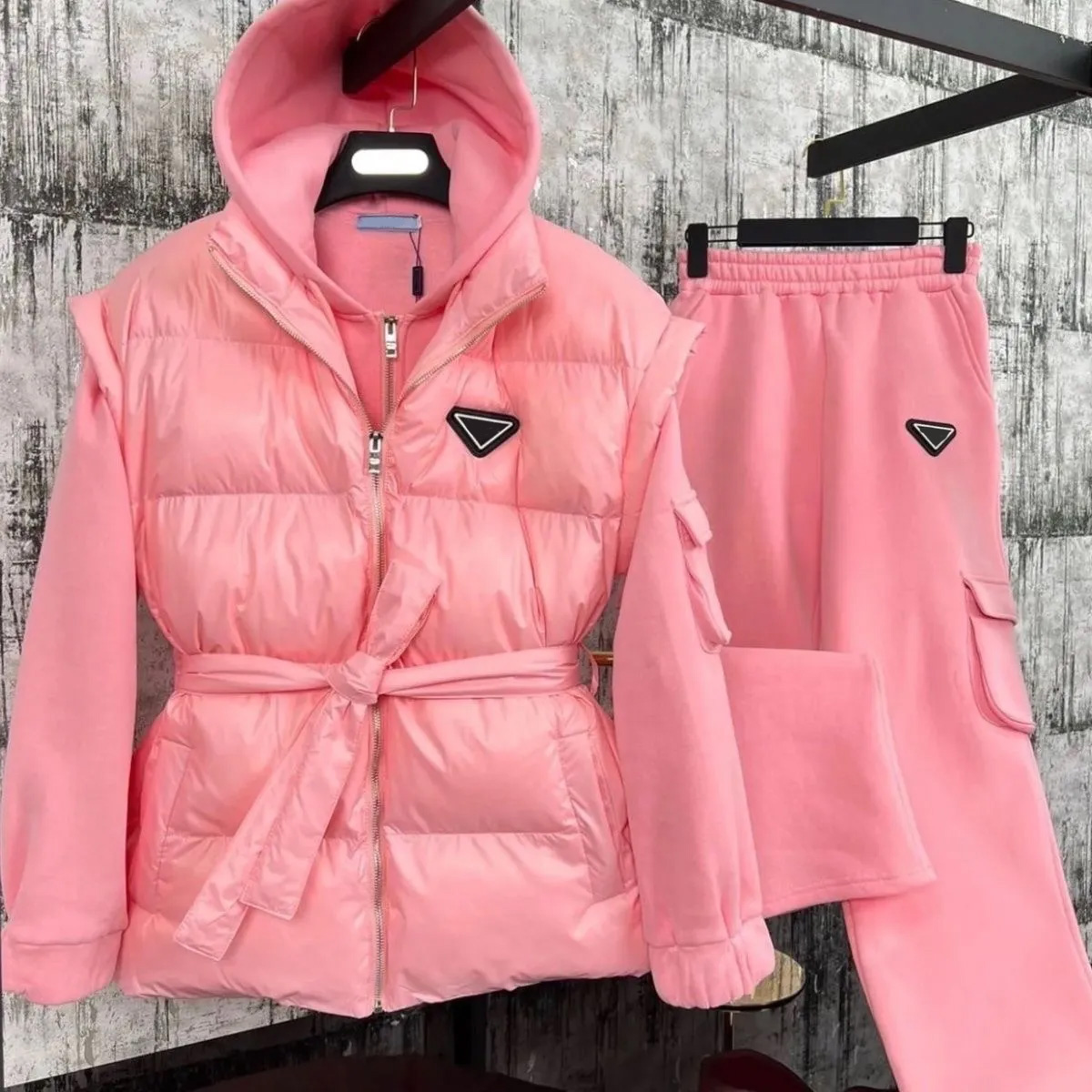 Designer Womens Tracksuits down jacket P home jacks women metal triangle winter coat warm puffer coats sweater trousers size /M/L, Supplement (not shipped separately)
Designer Womens Tracksuits down jacket P home jacks women metal triangle winter coat warm puffer coats sweater trousers size /M/L, Supplement (not shipped separately)