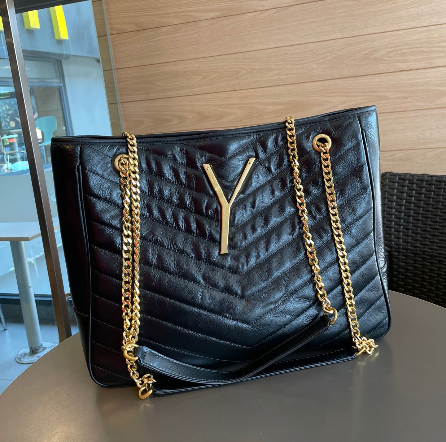 Designer underarm bag luxury brand vintage car sewing hardware letters leather material ladies new handbag fashion multi-functional large capacity shopping bag
Designer underarm bag luxury brand vintage car sewing hardware letters leather material ladies new handbag fashion multi-functional large capacity shopping bag