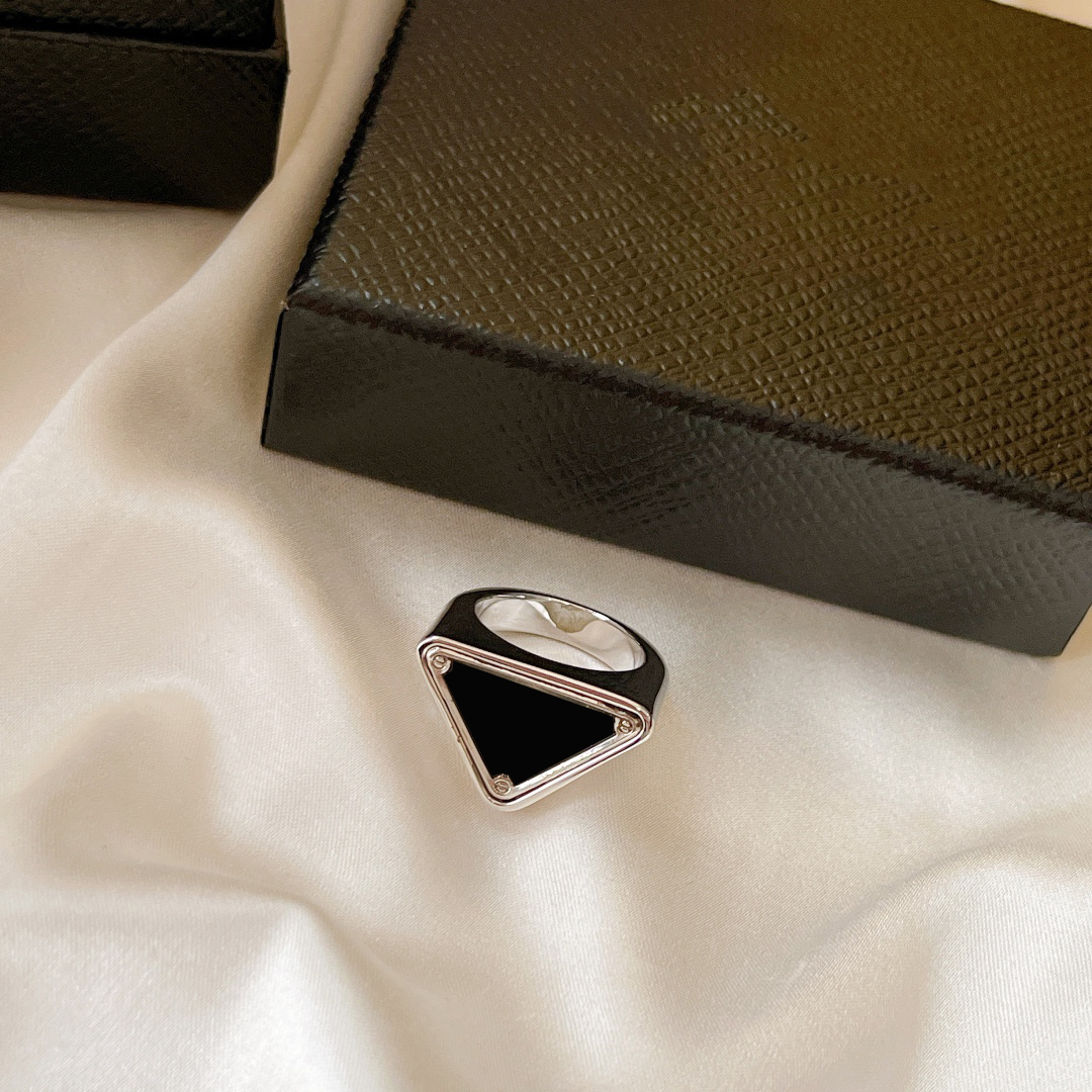 Rings for women Designer luxury women ring solid colour monogram design fashionable temperament versatile Jewelry Christmas gift casual section very nice
Rings for women Designer luxury women ring solid colour monogram design fashionable temperament versatile Jewelry Christmas gift casual section very nice