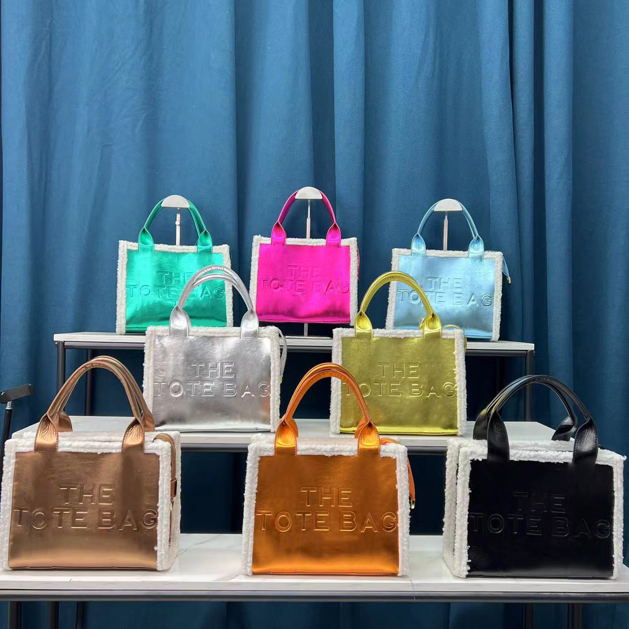 The Teddy Mini Tote Bag Fuzz Commuter Handbag 2023 Autumn And Winter New Famous Designer Brands Can Be Carried By Hand Or Crossbody, Black
The Teddy Mini Tote Bag Fuzz Commuter Handbag 2023 Autumn And Winter New Famous Designer Brands Can Be Carried By Hand Or Crossbody, Black