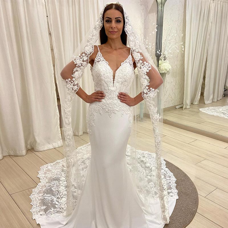 Charming Mermaid Lace Wedding Dresses Backless Bridal Gowns Spaghetti Strap Neckline Appliqued Sweep Train Satin Vestido De Novia