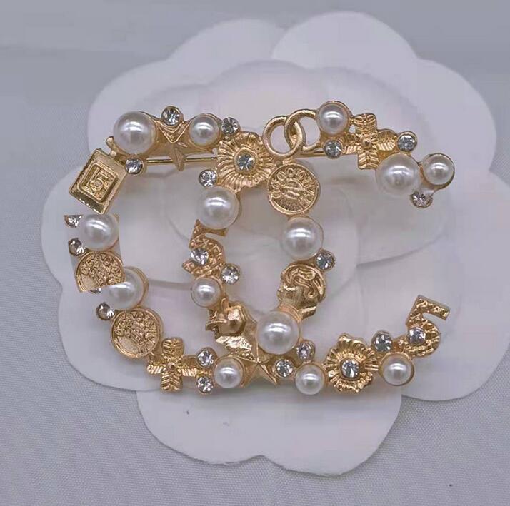 Korean C Letters Brand Designer Brooches Pins Pearl Crystal Rhinestone High Quality Luxury Vintage Retro Temperament Ladies Brooch Je
Korean C Letters Brand Designer Brooches Pins Pearl Crystal Rhinestone High Quality Luxury Vintage Retro Temperament Ladies Brooch Je