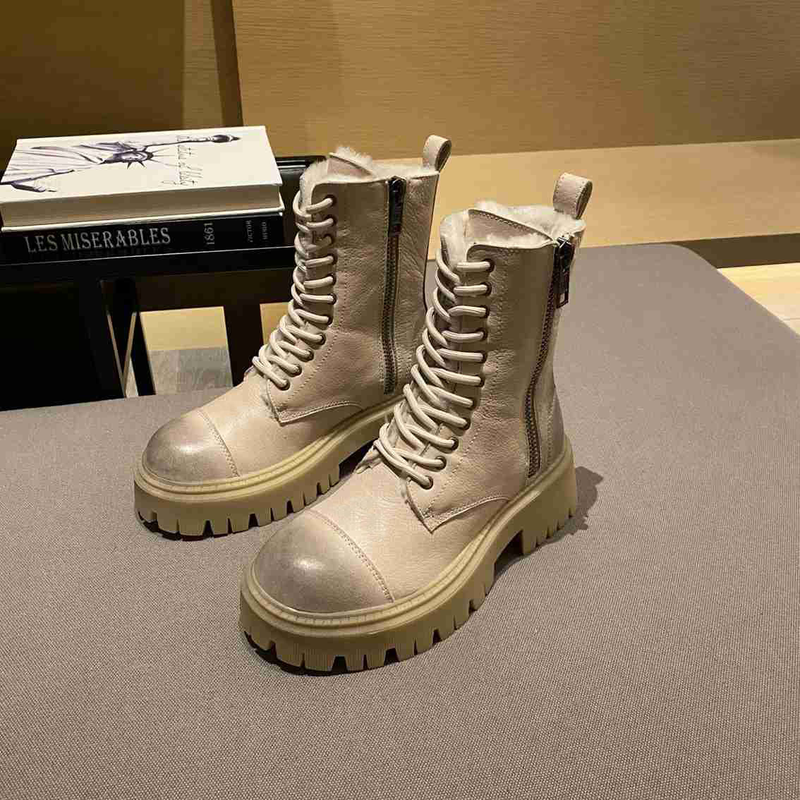Luxury New Womens Real Wool Boots Keep Warm Snow Ankle Martin Winter Square Heel Knight Shoes Size 34-40, With brand logo and orignal box
Luxury New Womens Real Wool Boots Keep Warm Snow Ankle Martin Winter Square Heel Knight Shoes Size 34-40, With brand logo and orignal box