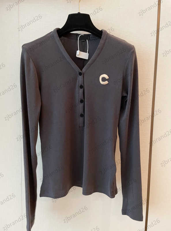 Womens Clothes Designer Letter Jacquard Slim T-shirt Half Button V Neck Pullover Long Sleeve Tops Contracted Joker Women Apparel 2 Colors 1970
Womens Clothes Designer Letter Jacquard Slim T-shirt Half Button V Neck Pullover Long Sleeve Tops Contracted Joker Women Apparel 2 Colors 1970