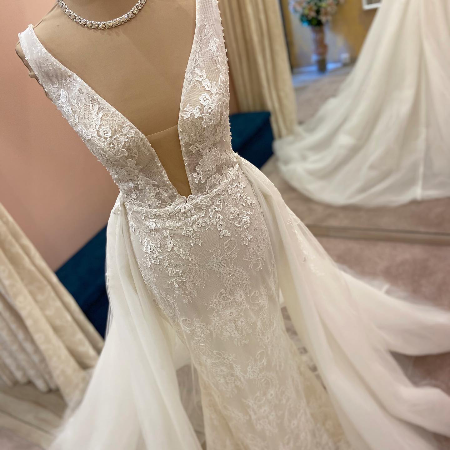 Graceful Mermaid Lace Wedding Dresses Backless Bridal Gowns With Detachable Train Deep V Neckline Appliqued Vestido De Novia