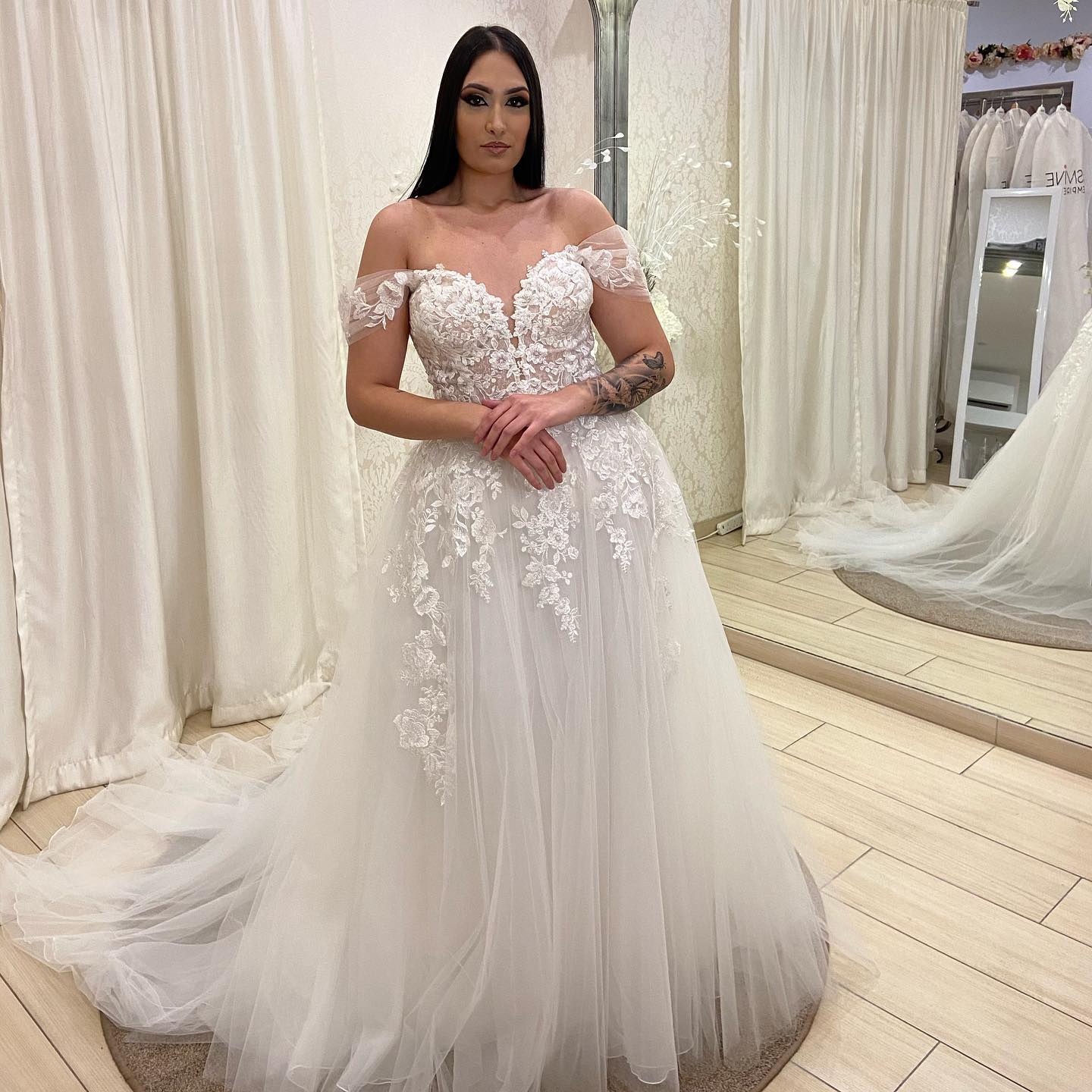 Fabulous Lace Backless Wedding Dresses Appliqued Bridal Gowns Off The Shoulder Necke Sweep Train Tulle A e Vestido De Novia