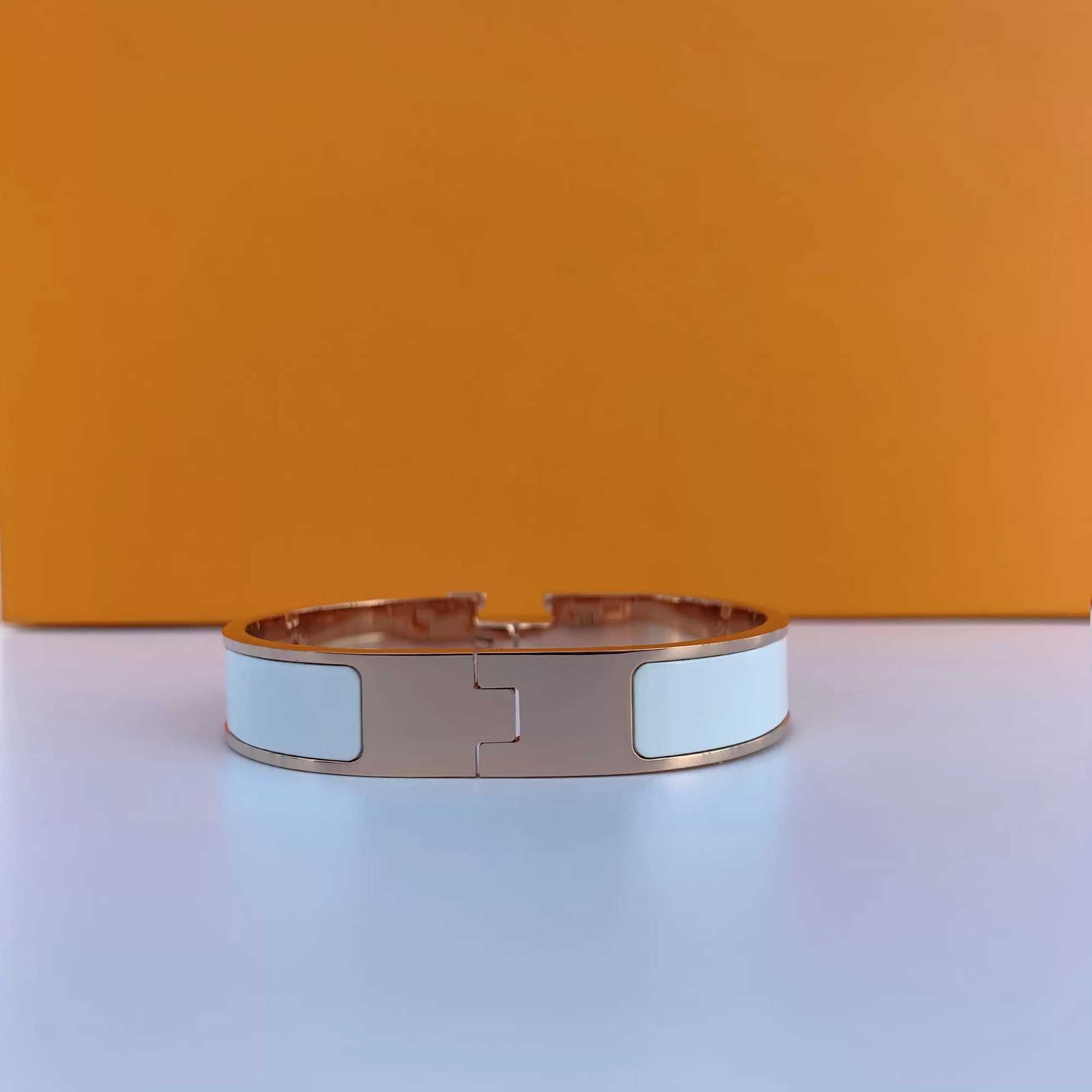 Classic High Quality Designer Bracelet Bangle Stainless Steel Gold Buckle Bracelets Men and Women Beautiful Fashion Jewelry Exquisite
Classic High Quality Designer Bracelet Bangle Stainless Steel Gold Buckle Bracelets Men and Women Beautiful Fashion Jewelry Exquisite