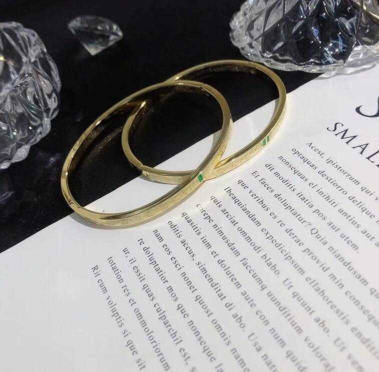Letter Printing Bangle Designer Women Stainless Steel Metal Fashion Red And Green Simple Men Womens Couples Classic Luxury Unisex Bracelet
Letter Printing Bangle Designer Women Stainless Steel Metal Fashion Red And Green Simple Men Womens Couples Classic Luxury Unisex Bracelet