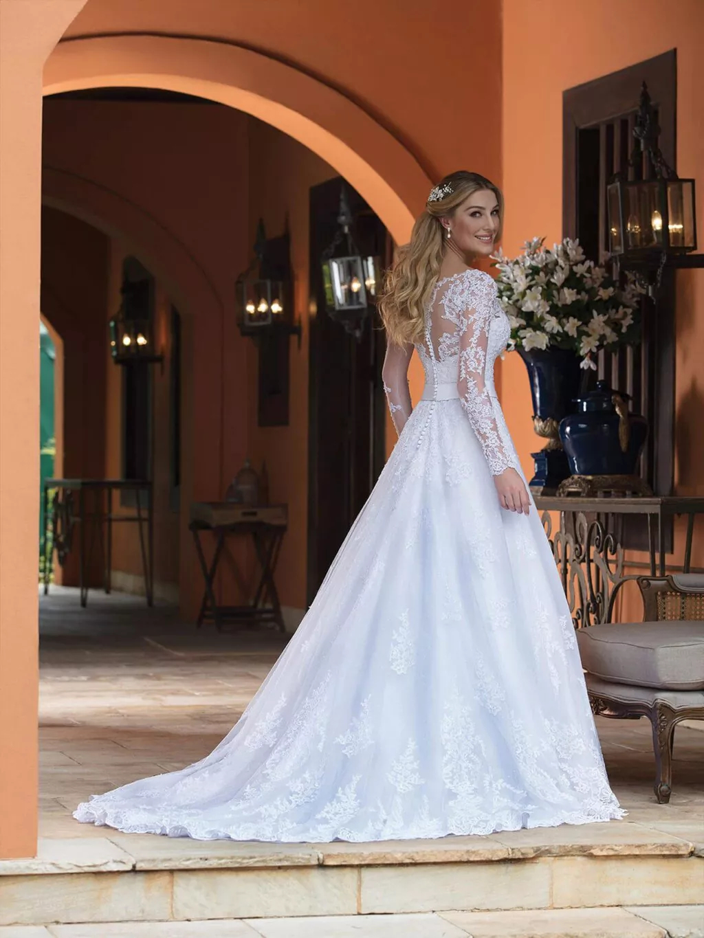 Classic Long Sleeves A-Line Wedding Dresses Bridal Gowns V-Neck Chapel Train Ivory Lace Appliques Spring Autumn Country Robe De Marriage 2023 Modest B