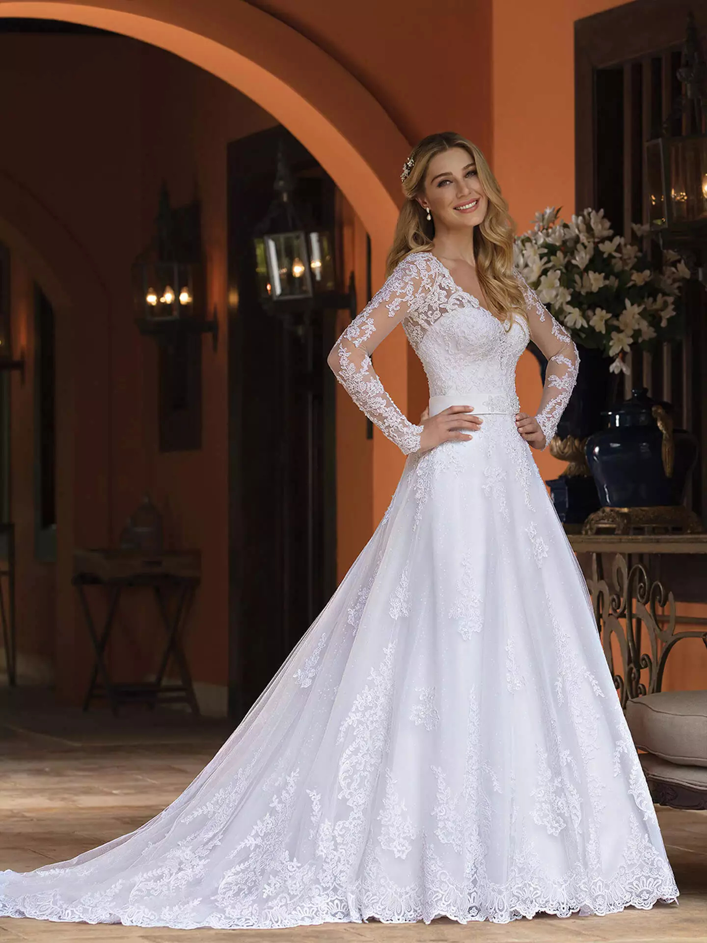 Classic Long Sleeves A-Line Wedding Dresses Bridal Gowns V-Neck Chapel Train Ivory Lace Appliques Spring Autumn Country Robe De Marriage 2023 Modest B