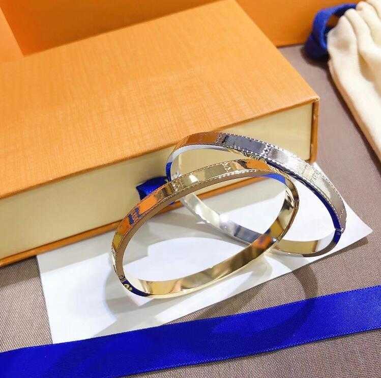 Luxury Letter Printing Bangle Designer Unisex Stainless Steel Metal Fashion Gold And Silver Simple Men Womens Couples Classic Bracelet
Luxury Letter Printing Bangle Designer Unisex Stainless Steel Metal Fashion Gold And Silver Simple Men Womens Couples Classic Bracelet