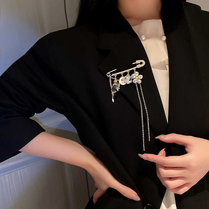 Pins Brooches New Crystal Pearl Flower Tassel Chain Pin Insipired Design Cloing Women's Hijab Broach L221024
Pins Brooches New Crystal Pearl Flower Tassel Chain Pin Insipired Design Cloing Women's Hijab Broach L221024
