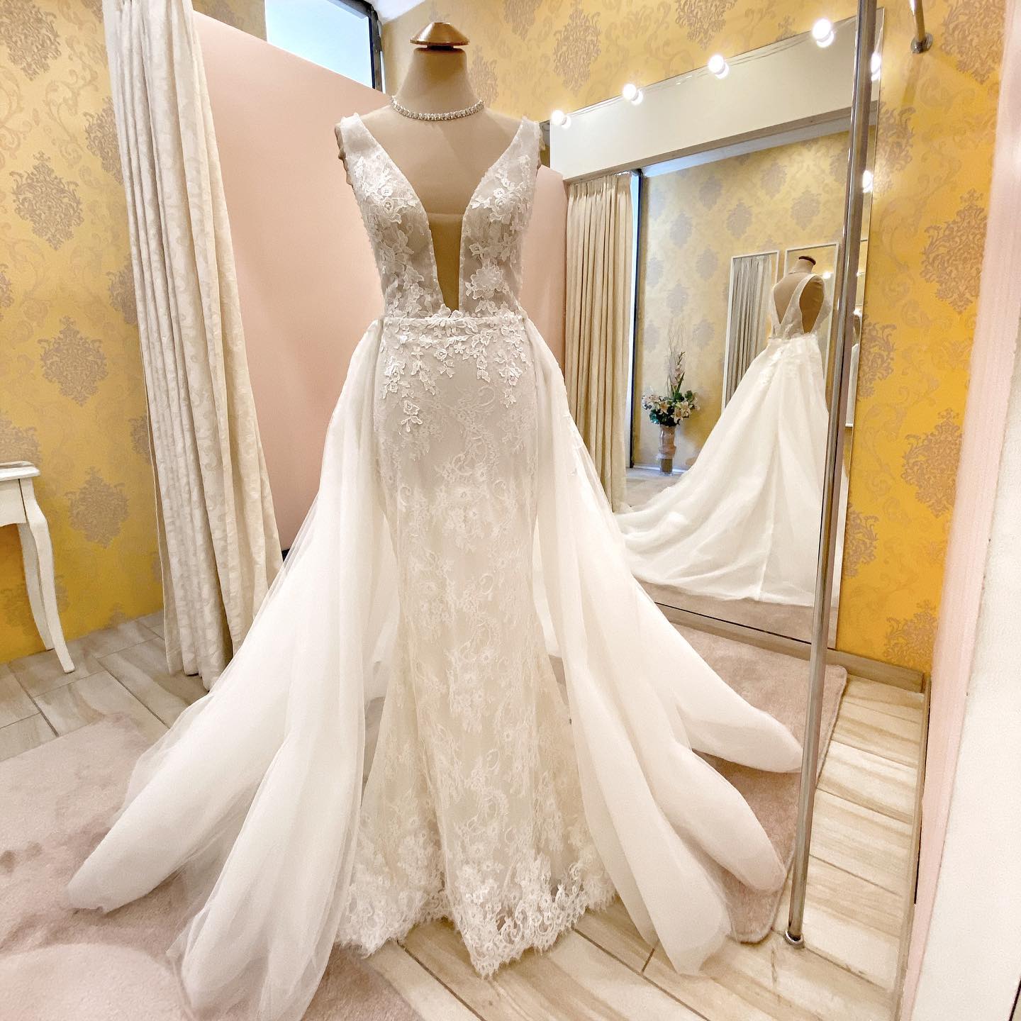 Graceful Mermaid Lace Wedding Dresses Backless Bridal Gowns With Detachable Train Deep V Neckline Appliqued Vestido De Novia