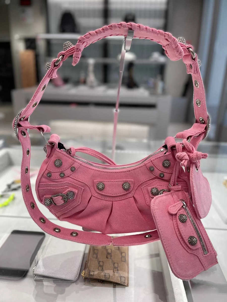 Handbag Balenciga Le Cagole Bags Net red the same fashion leisure pink denim diamond studded rivet locomotive bag diagonal 2022 NEW
Handbag Balenciga Le Cagole Bags Net red the same fashion leisure pink denim diamond studded rivet locomotive bag diagonal 2022 NEW