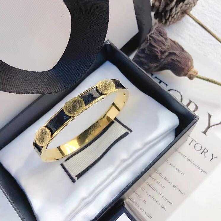 High Quality Metal Bangle black gold Letter Classic Design Couples Designers Fashion stainless steel Bangles Bracelet Party Marry Memorial
High Quality Metal Bangle black gold Letter Classic Design Couples Designers Fashion stainless steel Bangles Bracelet Party Marry Memorial