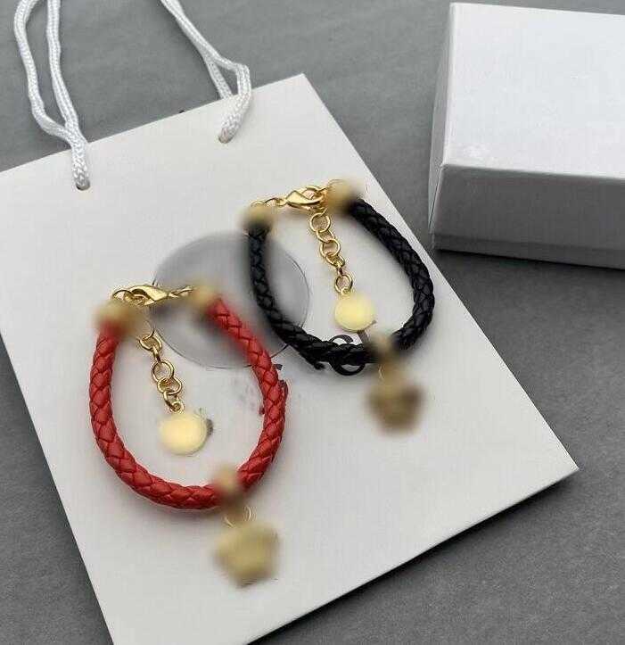 Designer Bracelet Classic Men Women Leather Rope Head Portraits Pendant Couples Classic Simplicity Charm Bracelets Memorial Day Gift
Designer Bracelet Classic Men Women Leather Rope Head Portraits Pendant Couples Classic Simplicity Charm Bracelets Memorial Day Gift