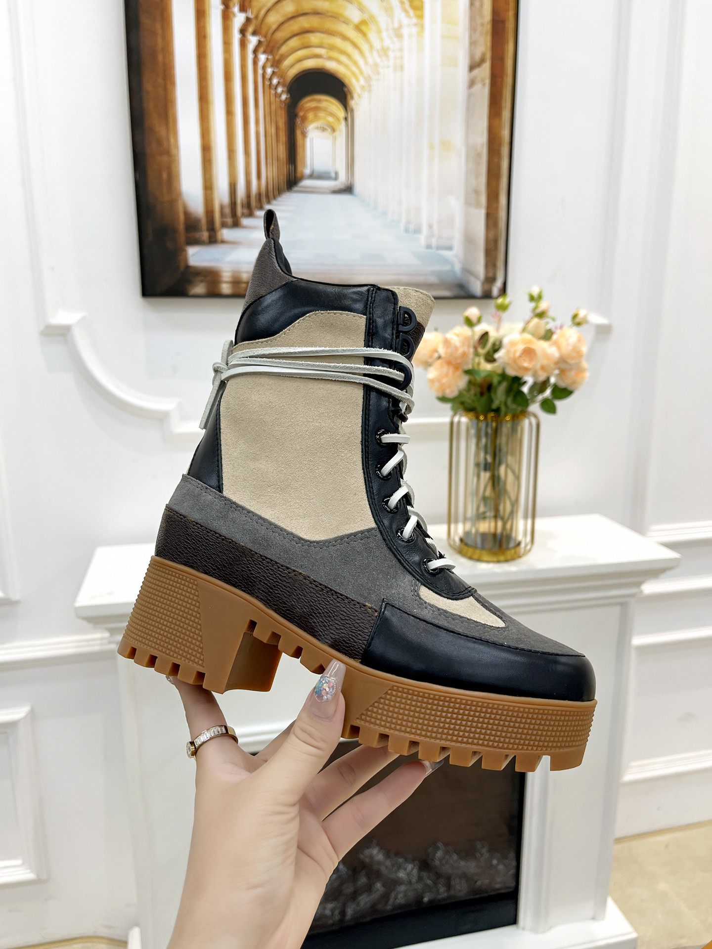 2022 Women Laureate Platform Desert Boot Suede Calf Leather Monograms Canvas Beige Dark Gray Winter Casual Shoes Designer Luxury Fashion Martin Snow Boots With Box, Customize
2022 Women Laureate Platform Desert Boot Suede Calf Leather Monograms Canvas Beige Dark Gray Winter Casual Shoes Designer Luxury Fashion Martin Snow Boots With Box, Customize