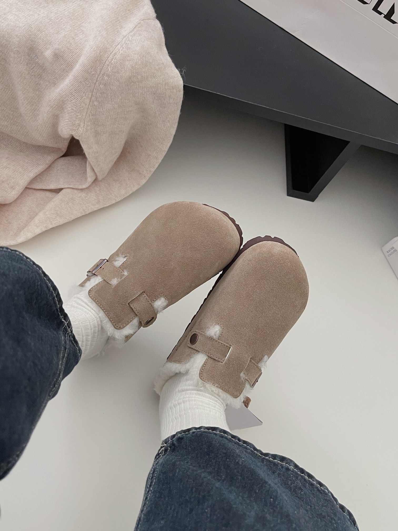 Boots Fur Shearling Suede Boston Clogs Women Slippers Sandal Designer Shoes Slip On Flat Mule Wool Fluff Cork Flat Slides Fashion Leather Bag Head, Bkbt10242
Boots Fur Shearling Suede Boston Clogs Women Slippers Sandal Designer Shoes Slip On Flat Mule Wool Fluff Cork Flat Slides Fashion Leather Bag Head, Bkbt10242
