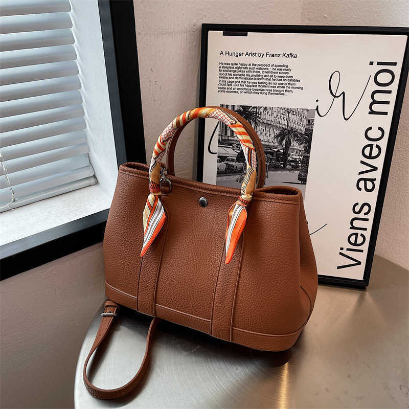 Designer bag Women Large Fashion Classic Fashionable commuter hand small female summer 2022 new versatile public bu et messenger, Red
Designer bag Women Large Fashion Classic Fashionable commuter hand small female summer 2022 new versatile public bu et messenger, Red